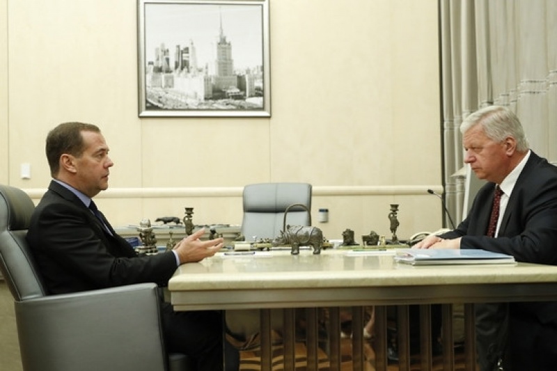 Медведев обсудил сокращение рабочей недели с главой ФНПР Шмаковым